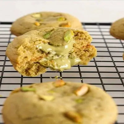 Galletas de Pistacho con Centro Cremoso de Ganache de Chocolate Blanco