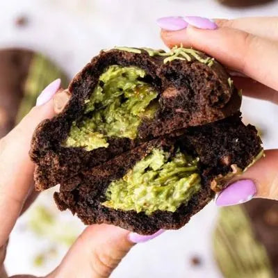 Galletas de Chocolate con Centro de Pistacho y Chocolate Blanco